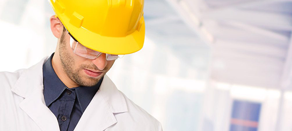 Mann mit gelbem Helm und Schutzbrille