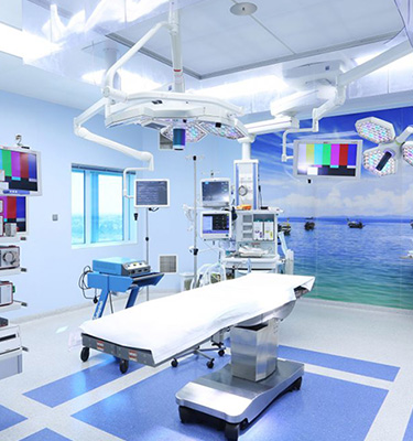 Operationssaal mit gestalteter Wand und medizinischen Geräten