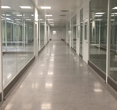 Ganzglas-Wand im Reinraum