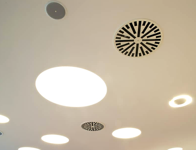 Gipskartondecke mit Belüftungs- und Beleuchtungselementen