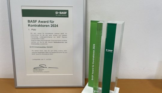 Gerahmte Urkunde und Pokal