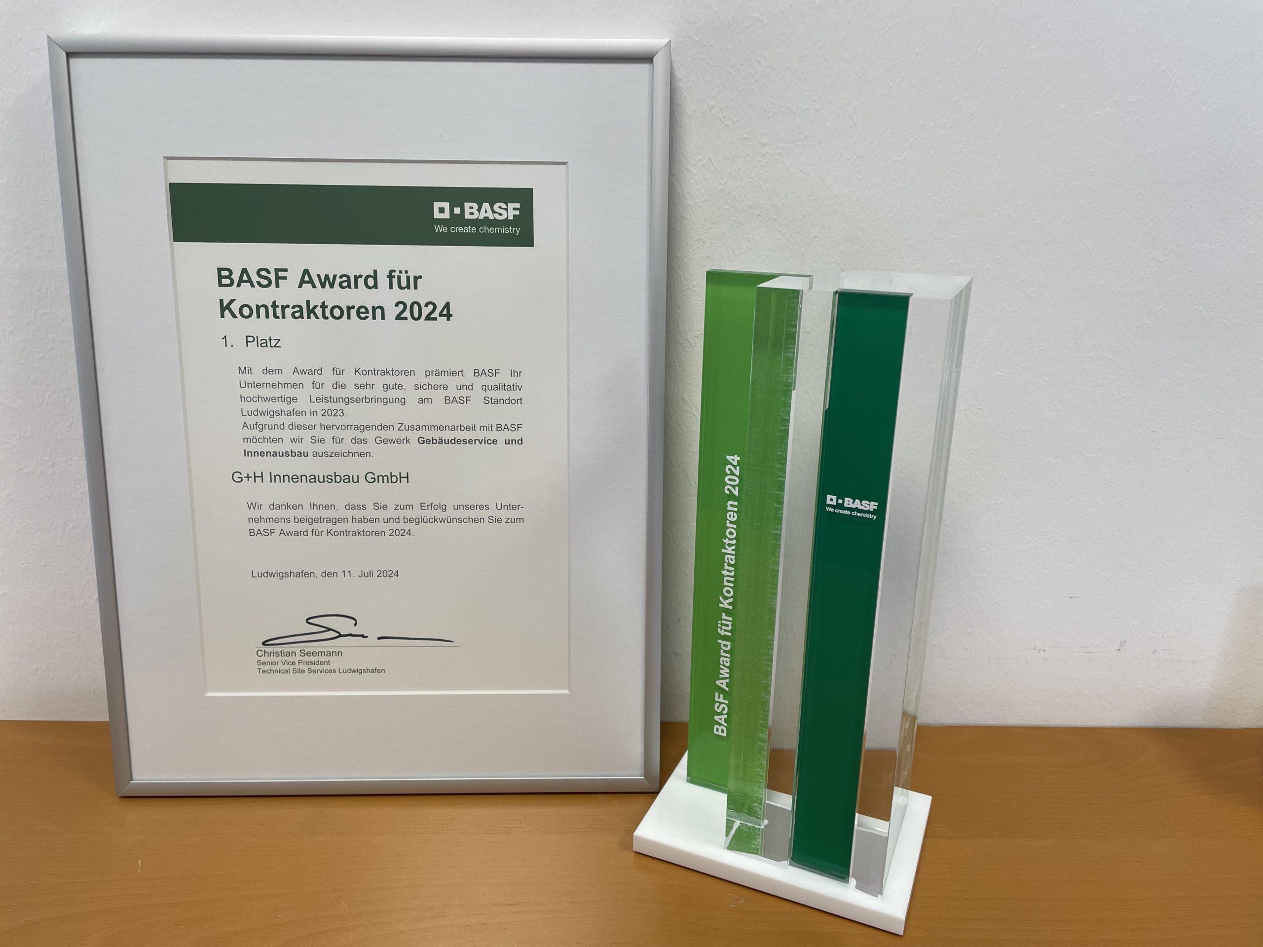 Gerahmte Urkunde und Pokal