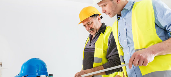 Männer mir Helm und Weste