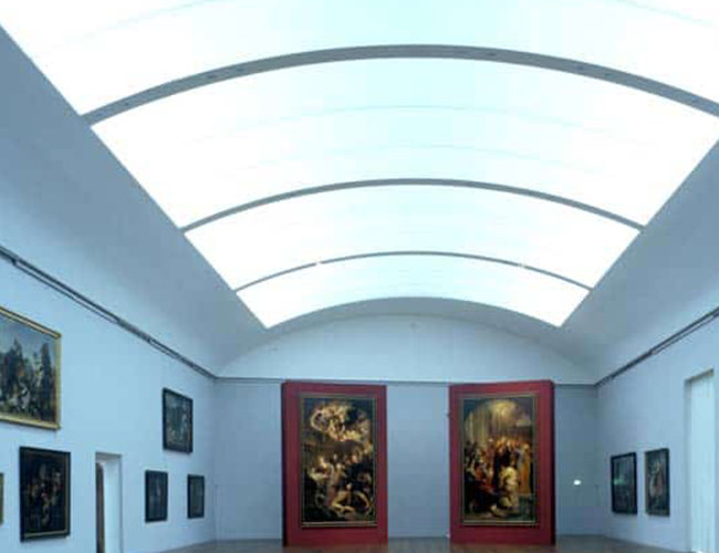 Gewölbte Lichtdecke in einer Kunstausstellung