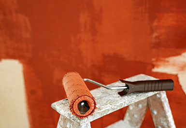 Farbrolle auf einer Leiter