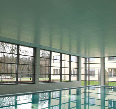 Metallpaneel-Decke in einem Schwimmbad