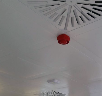 Kreuzbandraster-Decke im Operationsraum