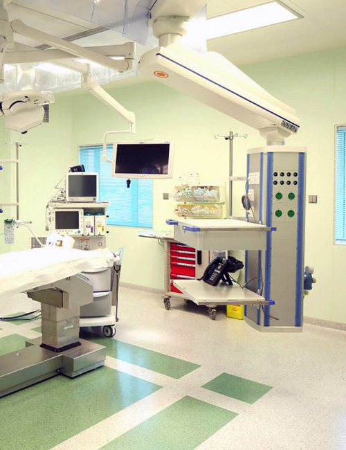 Operationssaal mit medizinischer Ausstattung