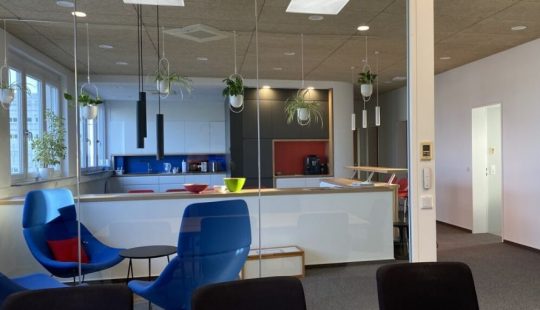 Kaffeelounge im Büro nach Renovierung im Innenausbau