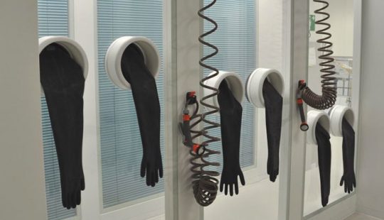 Wandbereich eines Reinraums in einer Klinik