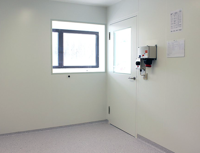 Reinraum-Wand mit Reinraum-Tür