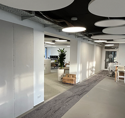 Flur im Büro mit Schallabsorbern und runden Deckenleuchten