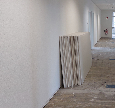 Gipskarton-Platten, die an der Wand lehnen