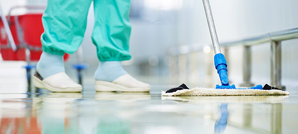 Person wischt den Boden im Reinraum
