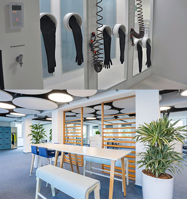 Büro mit Mobiliar und Glaswand mit Handschuhen in einer Klinik
