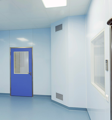 Flur in einem Krankenhaus mit blauer Tür