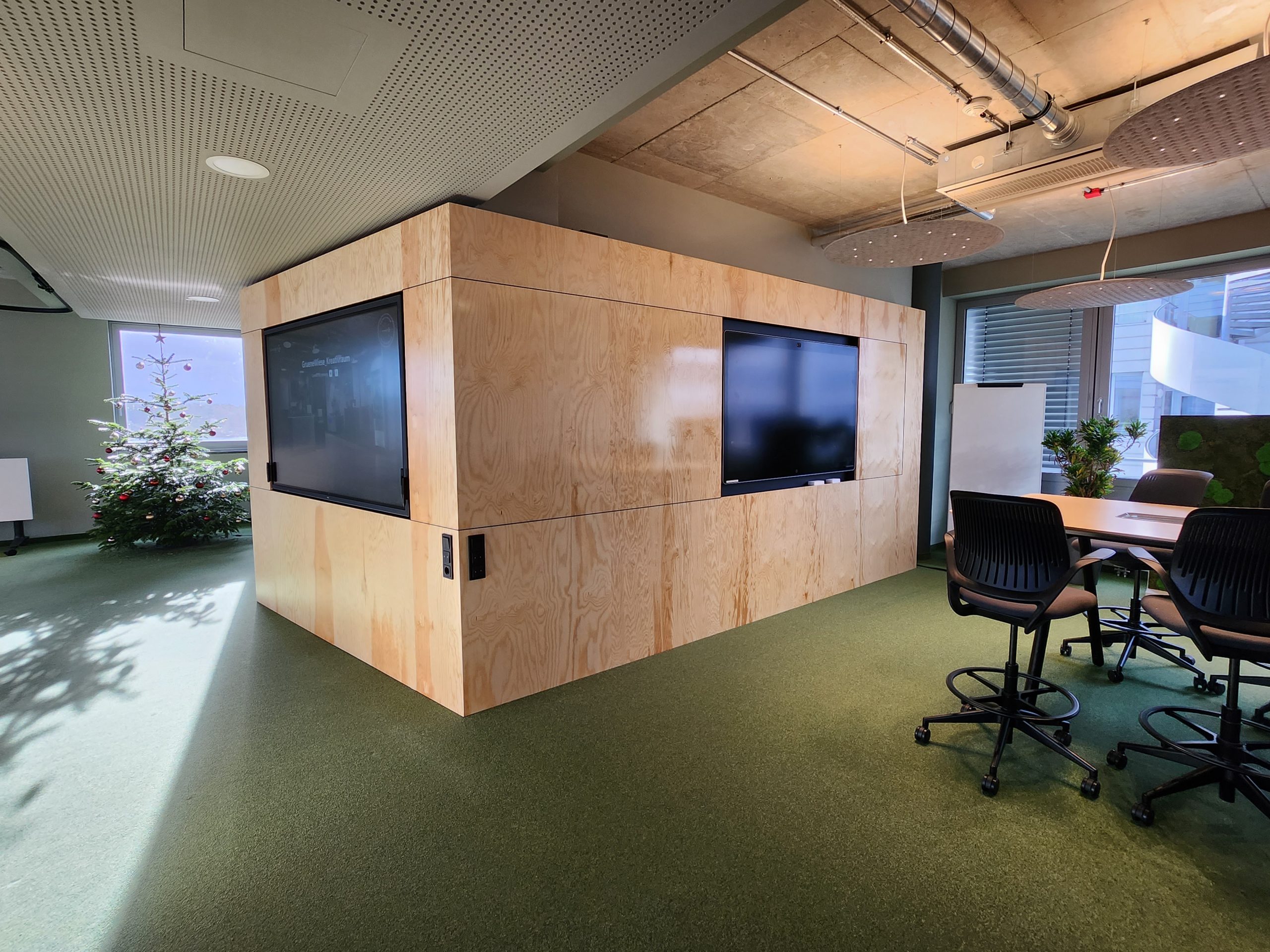 Holzkonstruktion im Büro mit eingebauten Bildschirmen