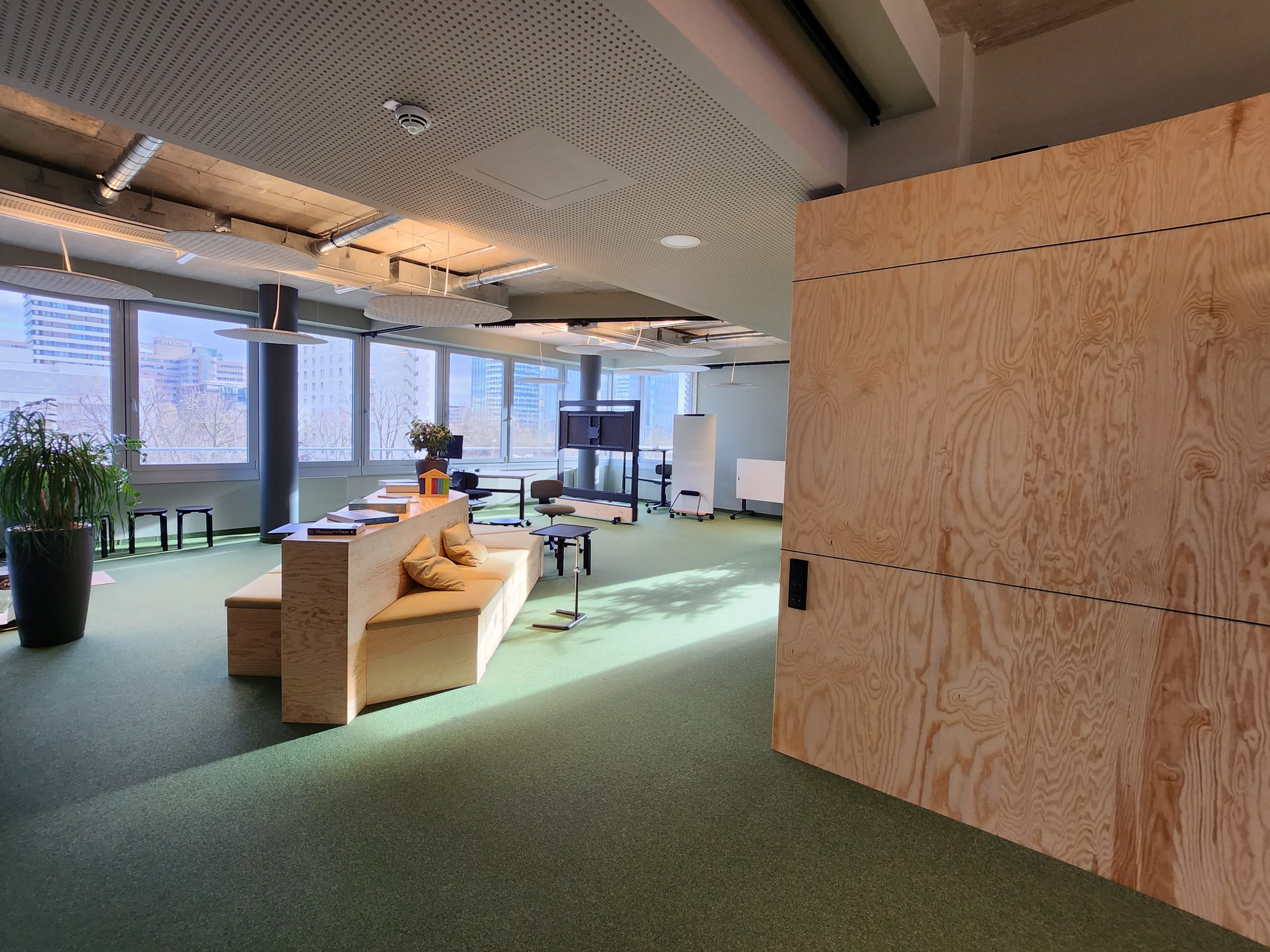 Blick auf Gemeinschaftsfläche im Büro mit Holzkonstruktionen