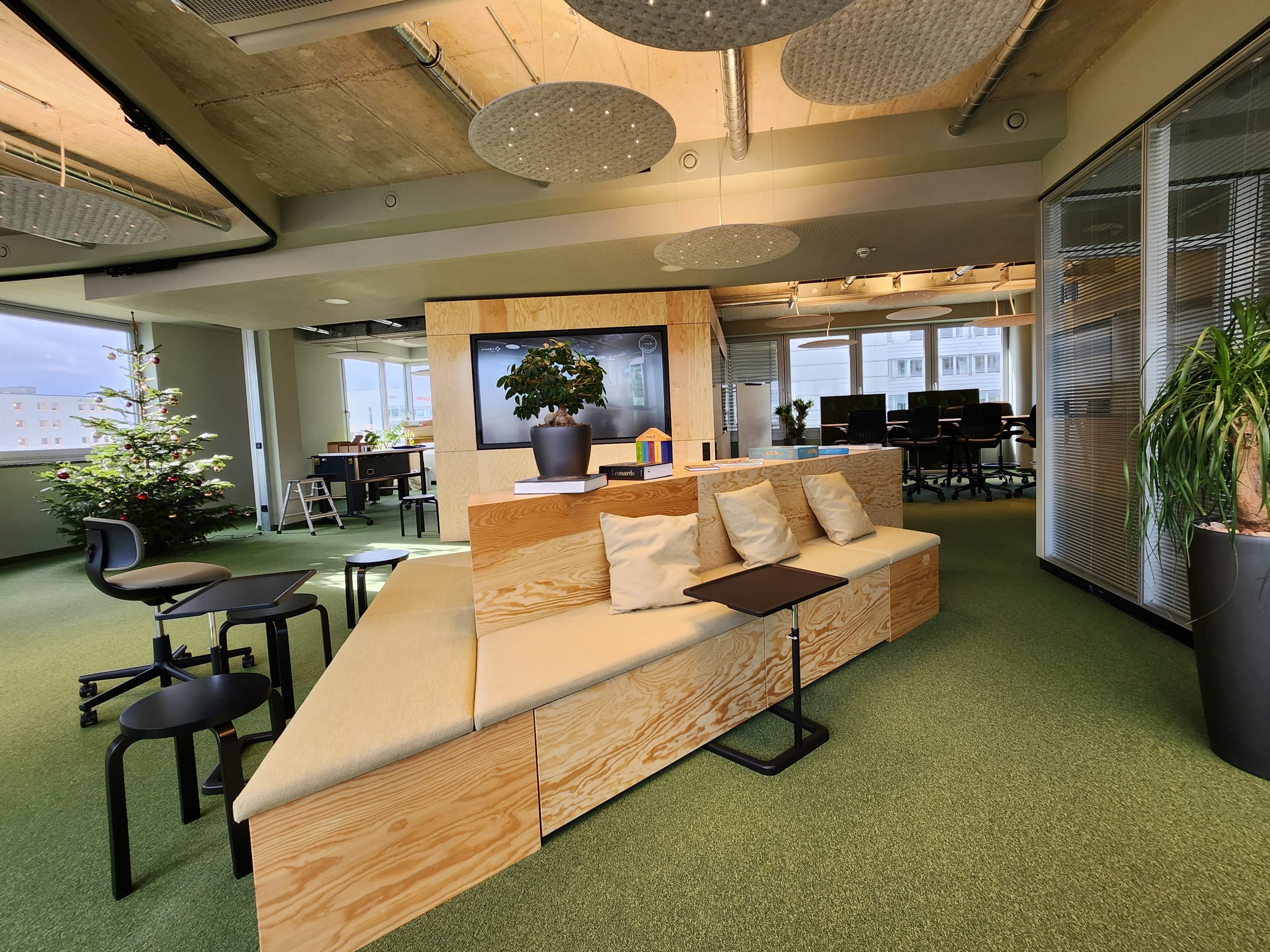 Sitzgelegenheit aus Holz im Büro