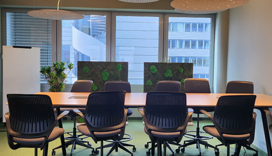 Hochtisch mit Bürostühlen