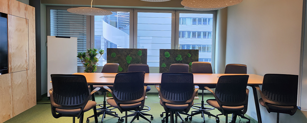 Hochtisch mit Bürostühlen